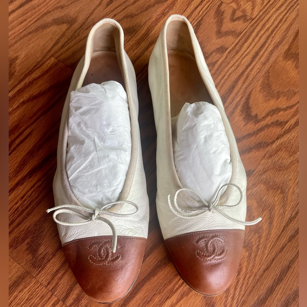 CHANEL Classic White / Beige Ballet Flats 38.5